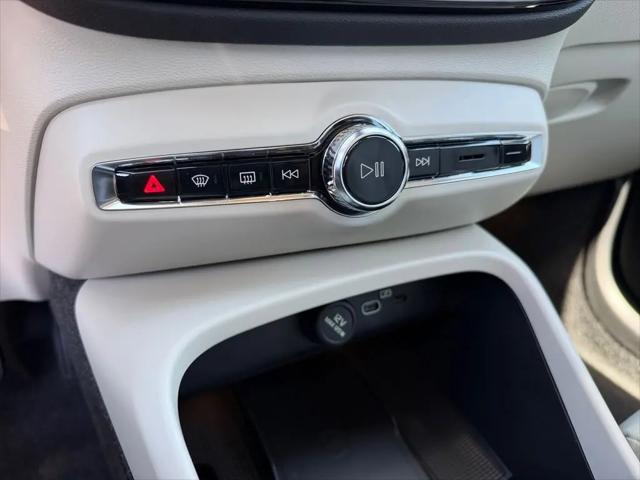 2026 Volvo XC40 Plus, B5 AWD Gas (mild hybrid), Dark