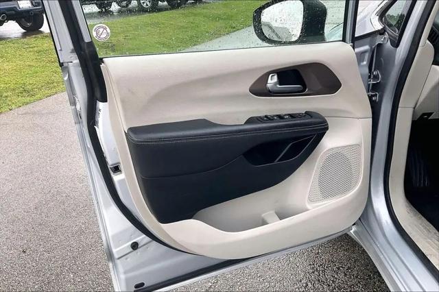 2023 Chrysler Voyager LX
