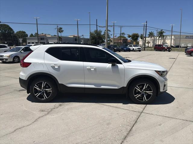 2023 Volvo XC40 B4 Plus Dark Theme