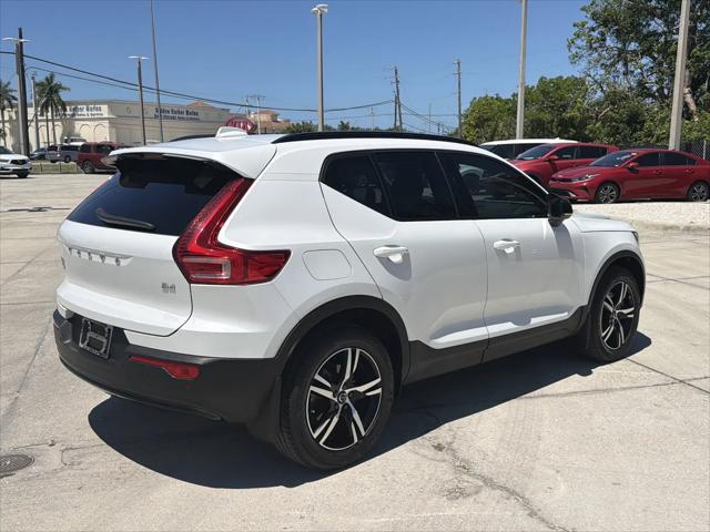2023 Volvo XC40 B4 Plus Dark Theme