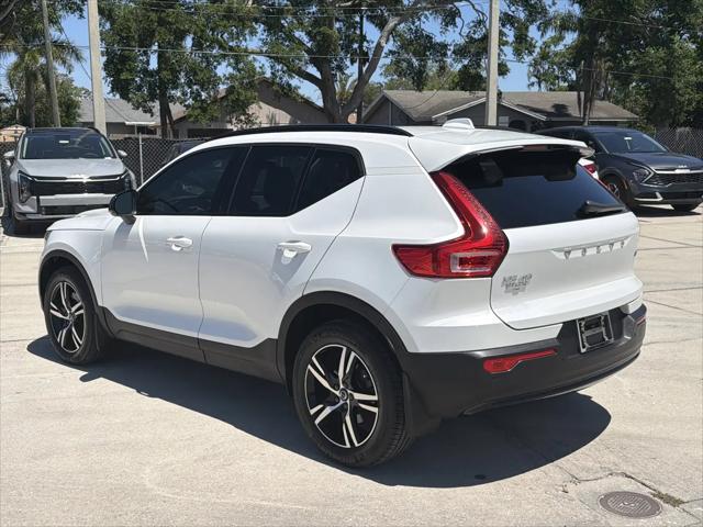 2023 Volvo XC40 B4 Plus Dark Theme