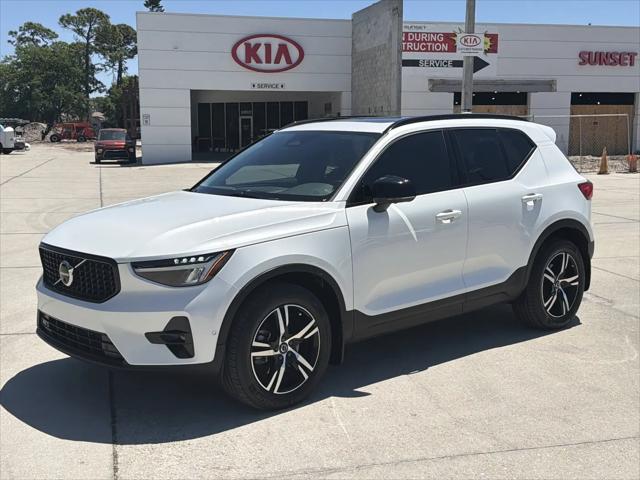 2023 Volvo XC40 B4 Plus Dark Theme