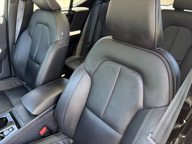 2023 Volvo XC40 B4 Plus Dark Theme