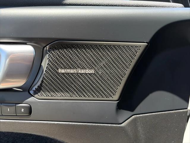 2023 Volvo XC40 B4 Plus Dark Theme