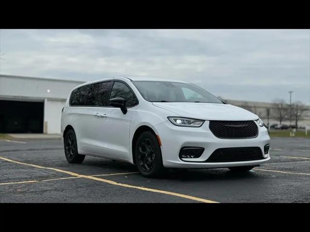 2024 Chrysler Pacifica Hybrid S Appearance Pkg for sale in Crystal Lake, IL