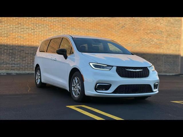 2025 Chrysler Pacifica Select for sale in Crystal Lake, IL