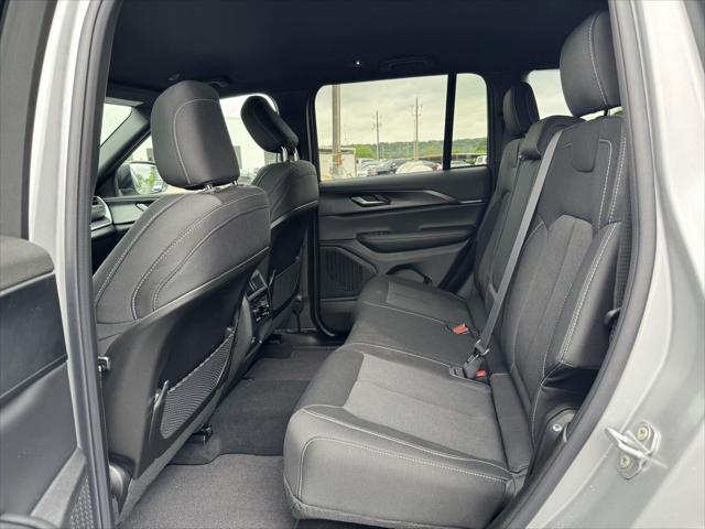 2026 Jeep Grand Cherokee Laredo 4x2