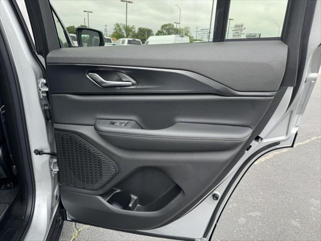 2026 Jeep Grand Cherokee Laredo 4x2
