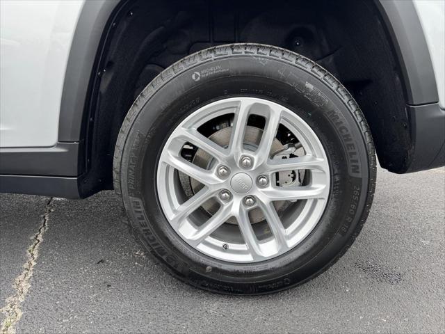 2026 Jeep Grand Cherokee Laredo 4x2
