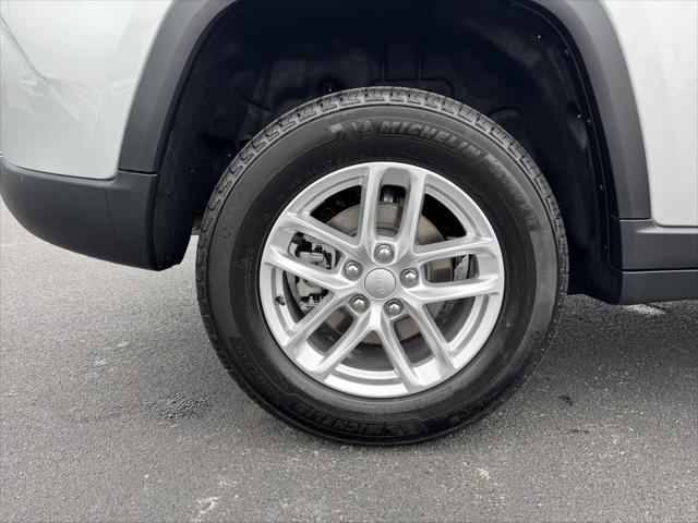 2026 Jeep Grand Cherokee Laredo 4x2