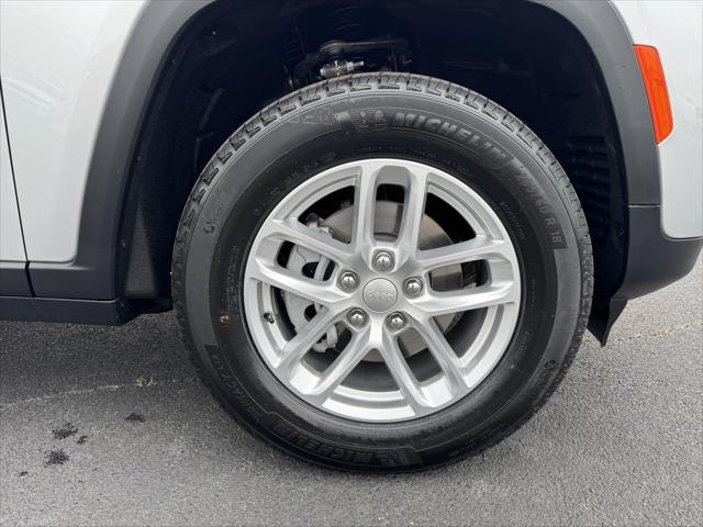 2026 Jeep Grand Cherokee Laredo 4x2