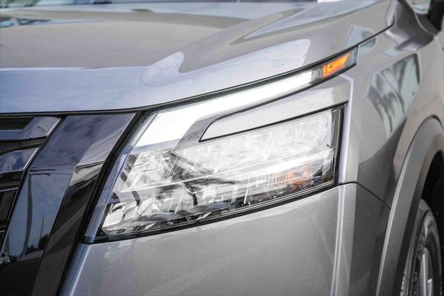 2025 Nissan Pathfinder SL FWD