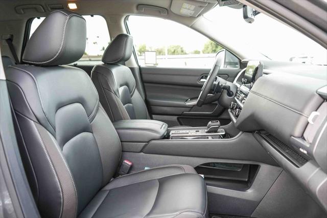 2025 Nissan Pathfinder SL FWD