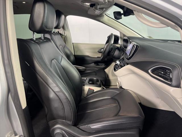 2024 Chrysler Pacifica Hybrid Select