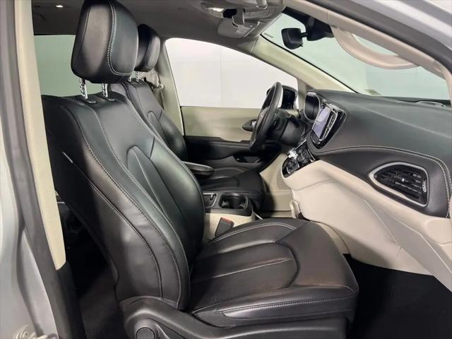 2024 Chrysler Pacifica Hybrid Select