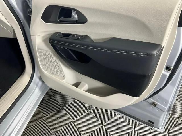 2024 Chrysler Pacifica Hybrid Select