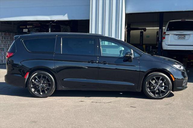 2026 Chrysler Pacifica Pacifica Select