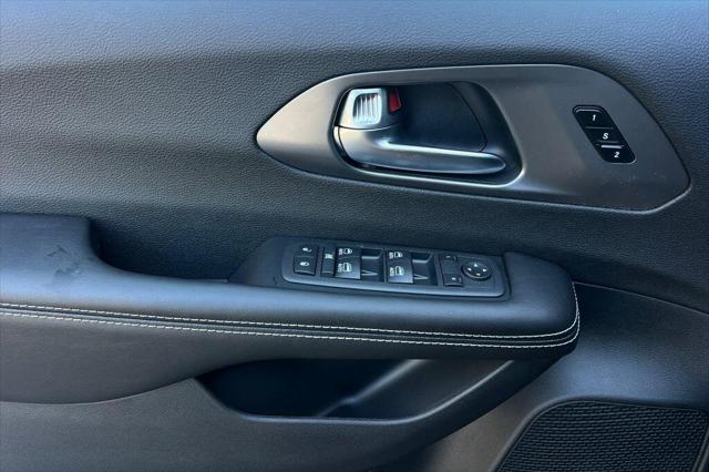 2026 Chrysler Pacifica Pacifica Select