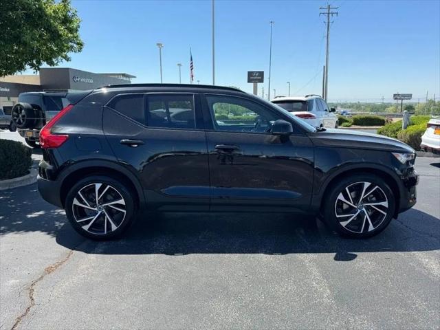 2022 Volvo XC40 T5 R-Design