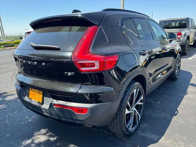 2022 Volvo XC40 T5 R-Design