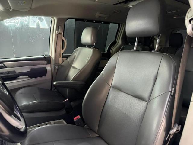 2012 Volkswagen Routan SE