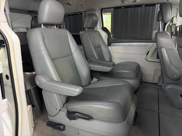 2012 Volkswagen Routan SE