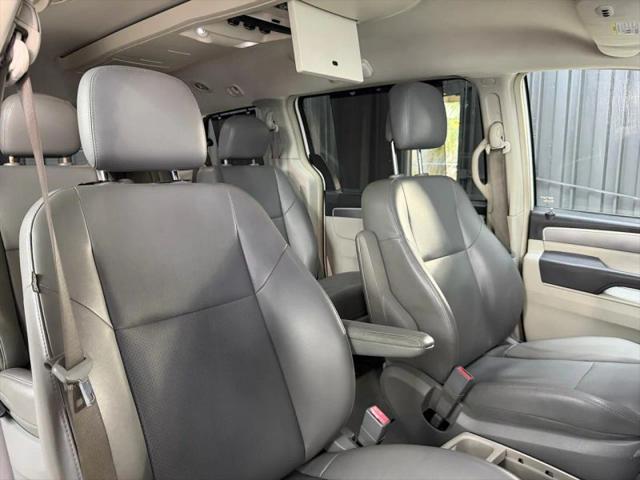 2012 Volkswagen Routan SE