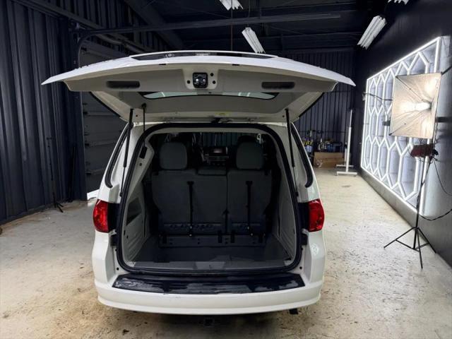 2012 Volkswagen Routan SE