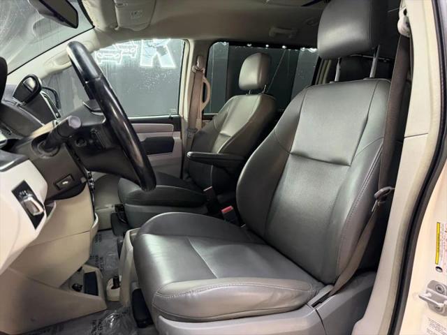 2012 Volkswagen Routan SE