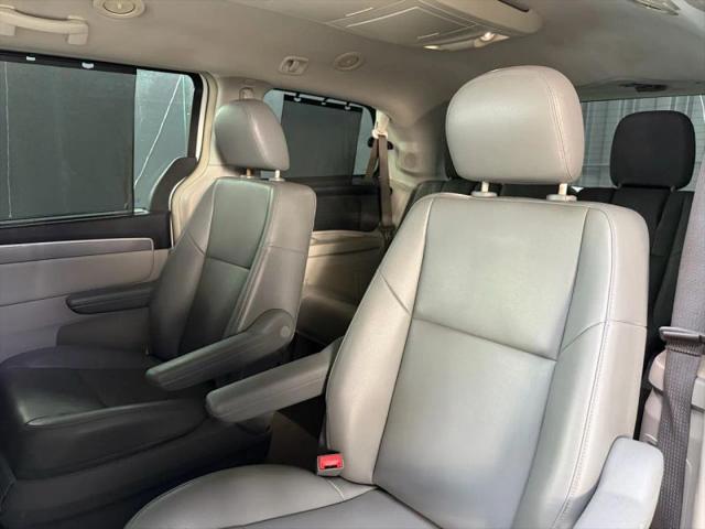 2012 Volkswagen Routan SE