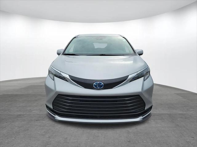 2025 Toyota Sienna LE