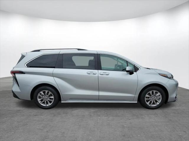 2025 Toyota Sienna LE
