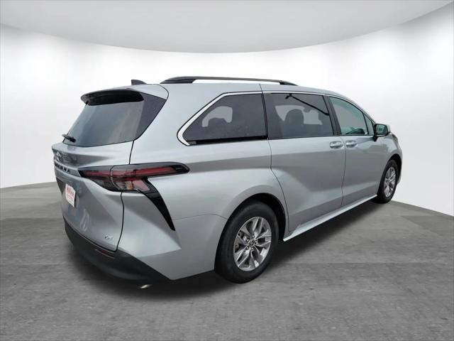 2025 Toyota Sienna LE