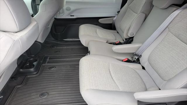 2025 Toyota Sienna LE