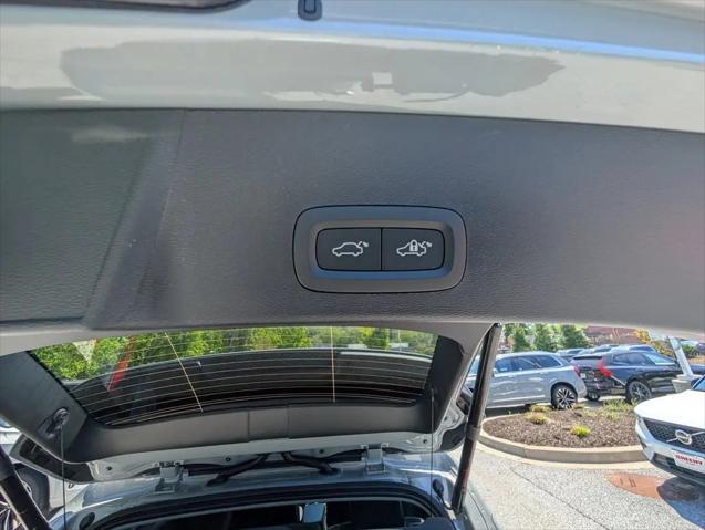 2026 Volvo XC40 Core, B5 AWD Gas (mild hybrid), Dark