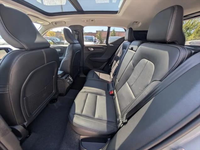 2026 Volvo XC40 Core, B5 AWD Gas (mild hybrid), Dark