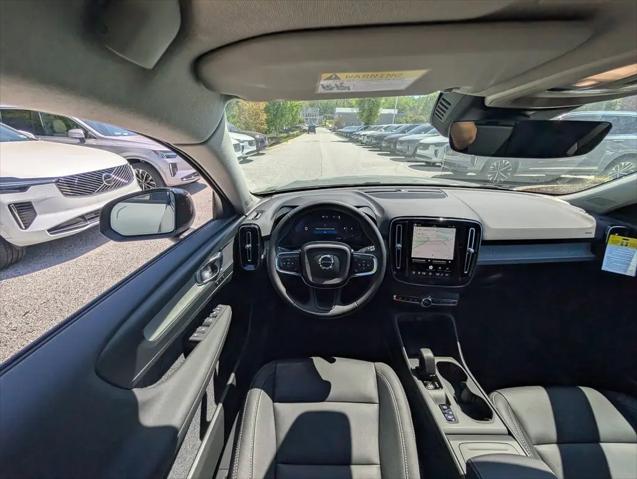 2026 Volvo XC40 Core, B5 AWD Gas (mild hybrid), Dark