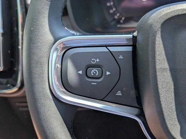 2026 Volvo XC40 Core, B5 AWD Gas (mild hybrid), Dark