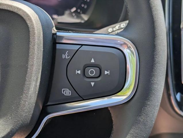 2026 Volvo XC40 Core, B5 AWD Gas (mild hybrid), Dark