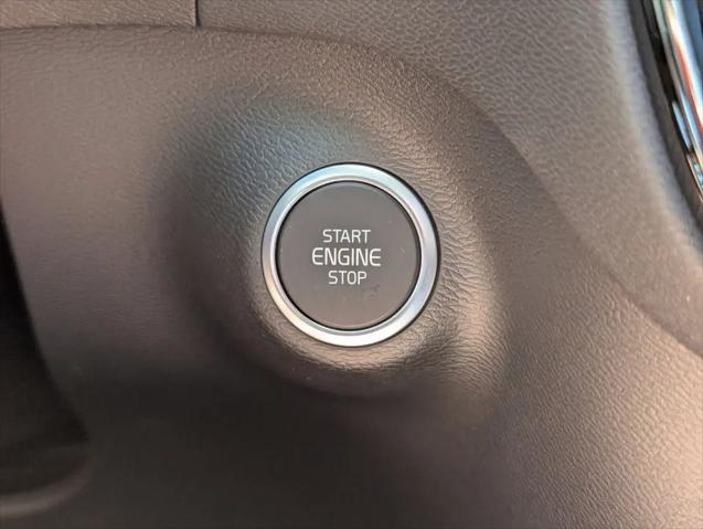 2026 Volvo XC40 Core, B5 AWD Gas (mild hybrid), Dark