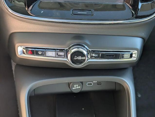 2026 Volvo XC40 Core, B5 AWD Gas (mild hybrid), Dark