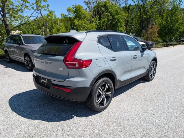2026 Volvo XC40 Core, B5 AWD Gas (mild hybrid), Dark