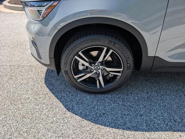 2026 Volvo XC40 Core, B5 AWD Gas (mild hybrid), Dark