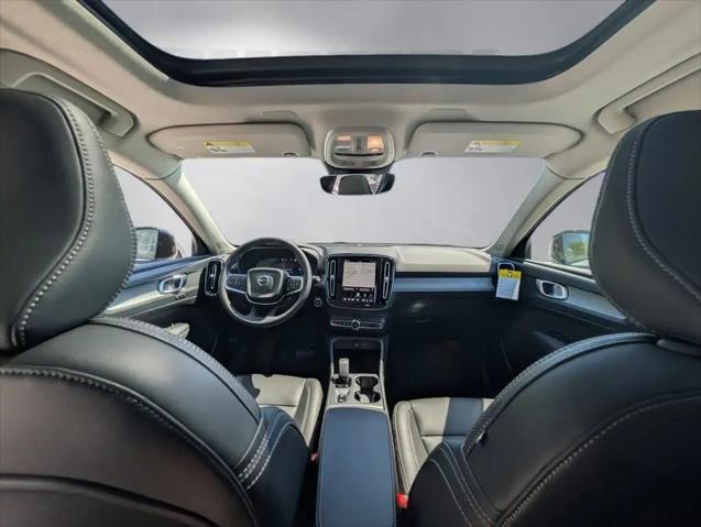 2026 Volvo XC40 Core, B5 AWD Gas (mild hybrid), Dark