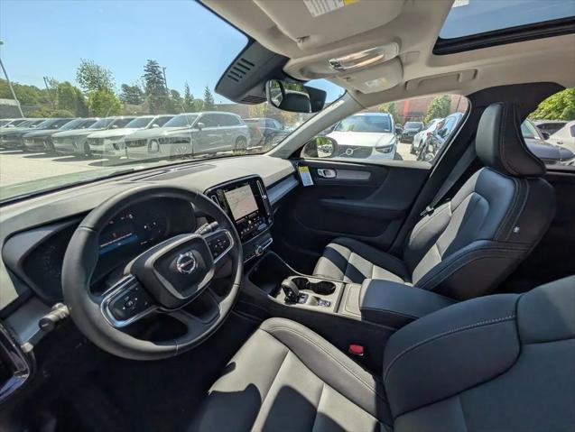 2026 Volvo XC40 Core, B5 AWD Gas (mild hybrid), Dark