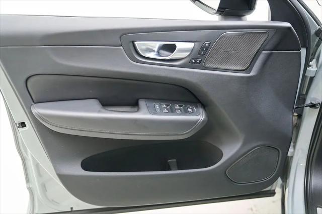 2024 Volvo XC60 Recharge T8 Plus Dark Theme