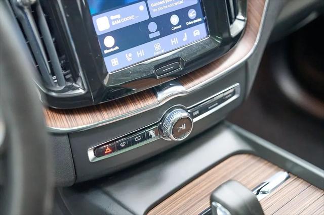 2024 Volvo XC60 Recharge T8 Plus Dark Theme