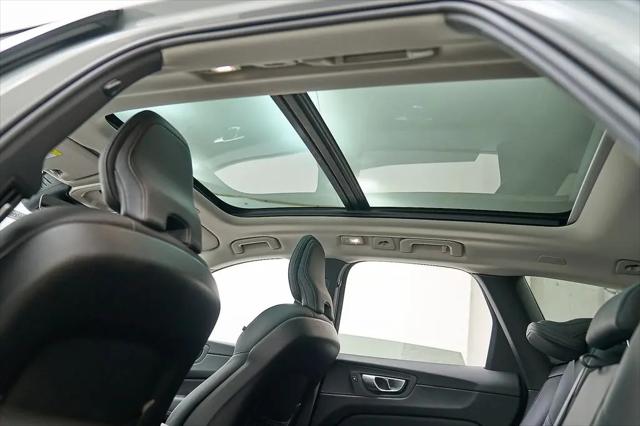 2024 Volvo XC60 Recharge T8 Plus Dark Theme