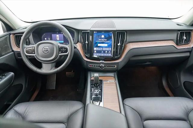 2024 Volvo XC60 Recharge T8 Plus Dark Theme