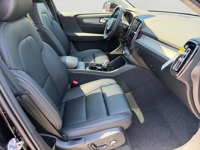 2026 Volvo XC40 Plus, B5 AWD Gas (mild hybrid), Dark
